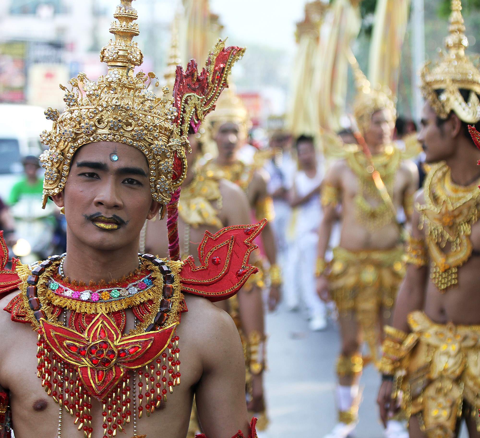 Большие тайцы. Таилнад парад гордости. Тайцы.