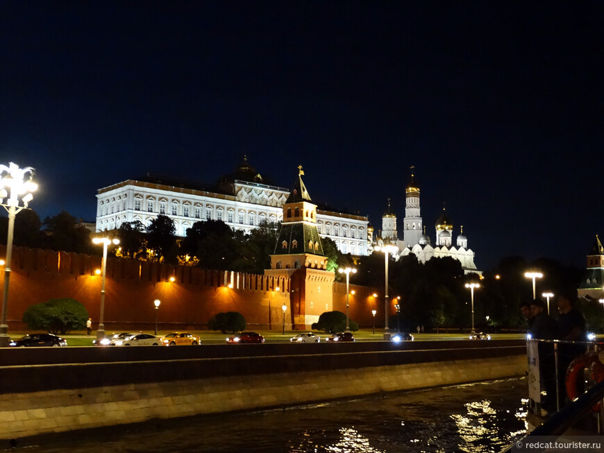По Москве-речке на закате...