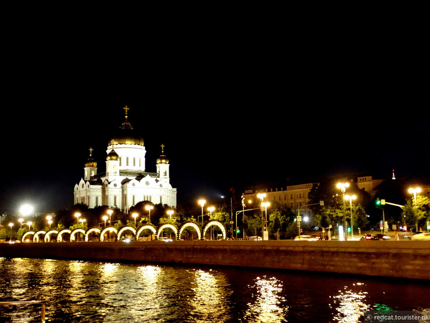 По Москве-речке на закате...