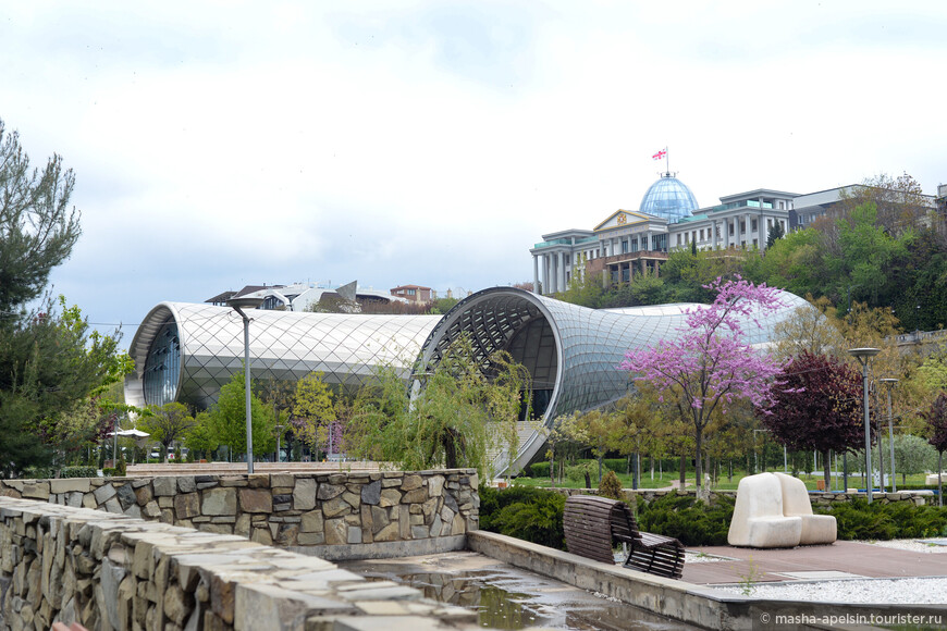 Грузия (день 2). Тбилиси: парк Рике, церковь Метехи, монастырь Перисцвалеба, собор Святой Троицы