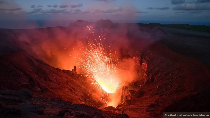 Остров Танна. Кратер вулкана Ясур ночью. Снимок с сайта https://i.ytimg.com 