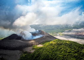 Остров Танна. Панорама вулкана Ясур. Снимок с сайта https://airtaxivanuatu.com
