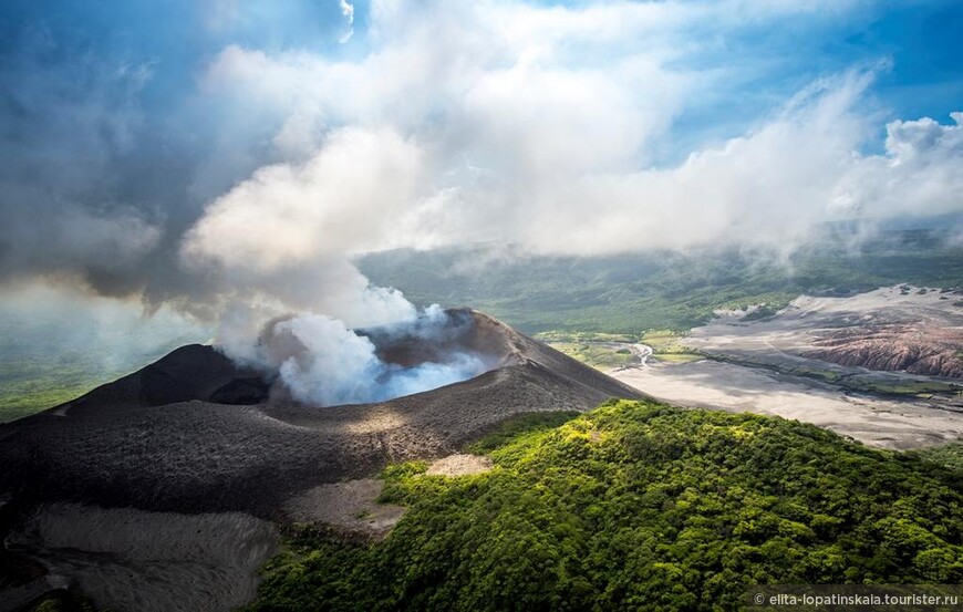 Остров Танна. Панорама вулкана Ясур. Снимок с сайта https://airtaxivanuatu.com
