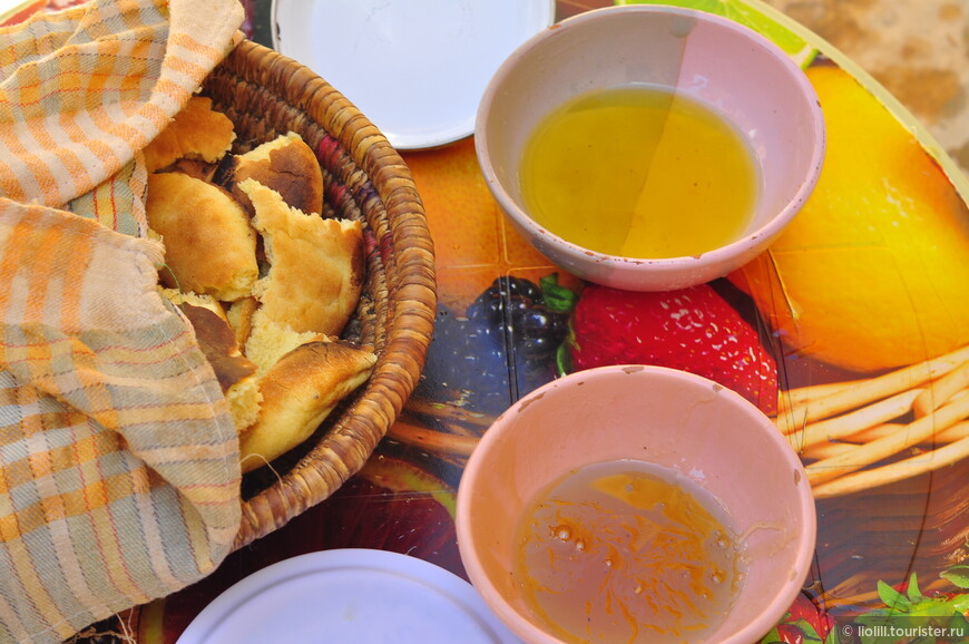 В Матмате угощают медом и лепешкой. Говорят, так завтракает 105-летний долгожитель Туниса.