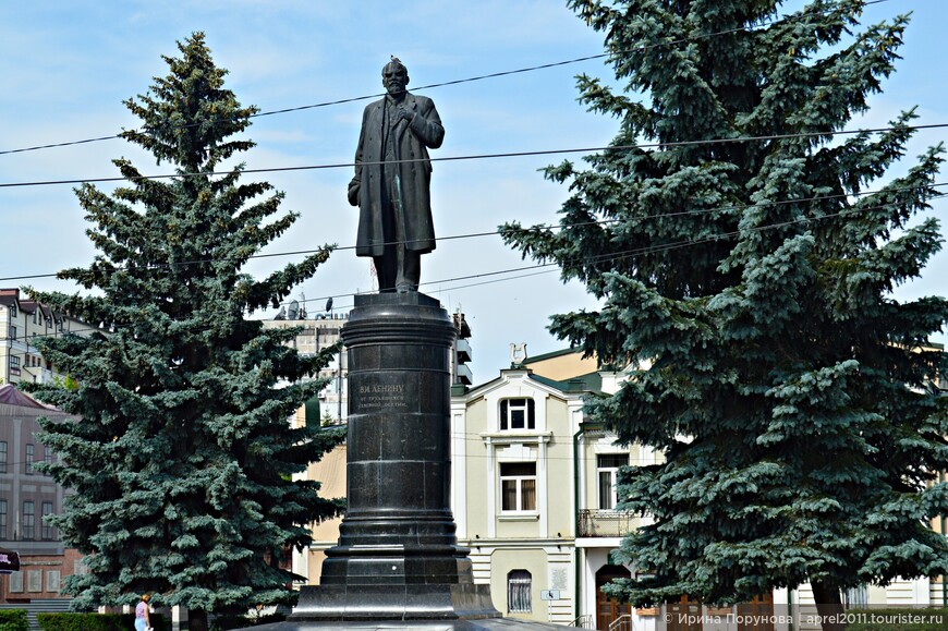 Памятник В.И. Ленину. Не сразу заметила, что на голове Ленина позирует голубь:)