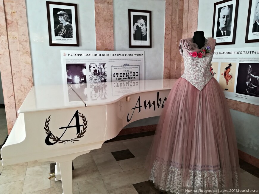 В холле филармонии организована выставка, посвященная истории Мариинского театра