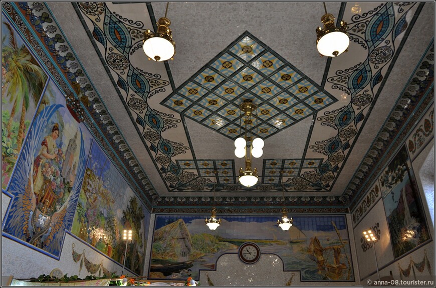 Потолок и стены украшают мозаичные композиции с геометрическими и растительными орнаментами.