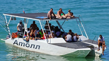 Катамаран с туристами перевернулся в Чёрном море: два человека погибли 