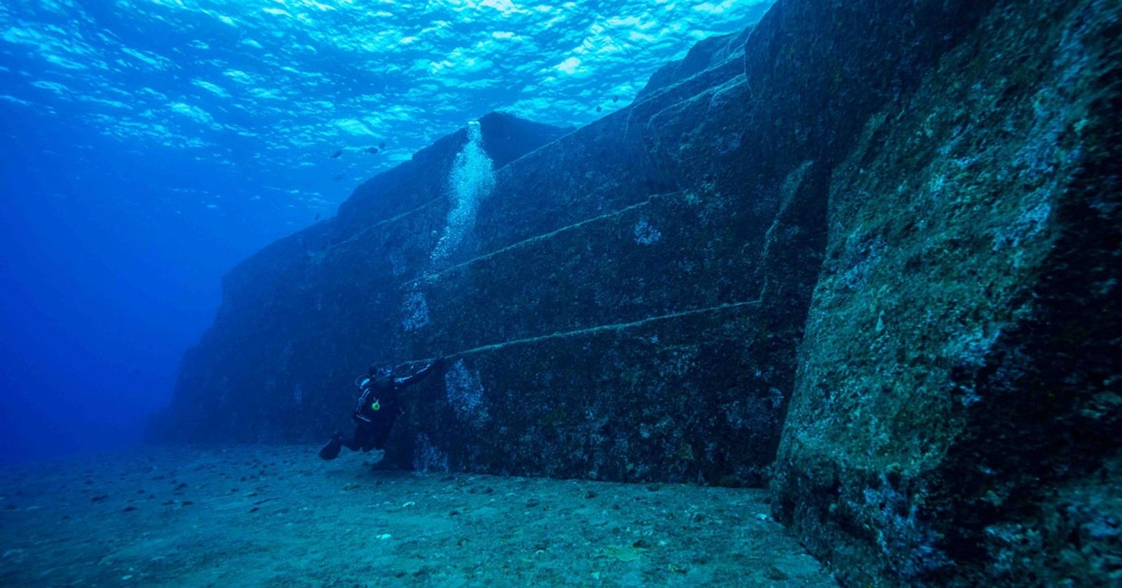 Путешествие на дне океана. Подводная пирамида Йонагуни. Монумент Йонагуни, Япония. Подводный монумент Йонагуни. Подводные пирамиды Йонагуни Япония.