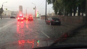 В Петербурге затопило улицы, службы такси отказываются работать 
