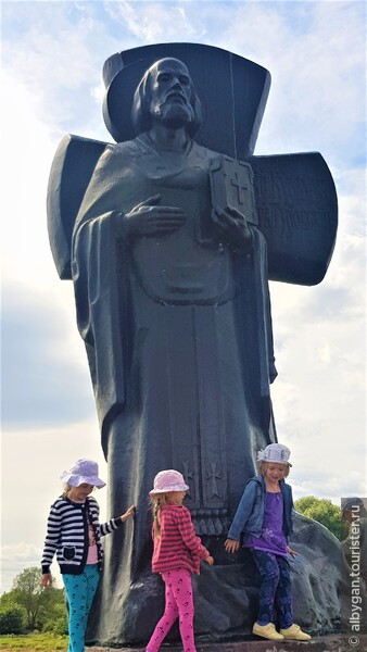 Памятник Кириллу Туровскому - одному из главных святых Белоруссии, возвышается на 7 метров.