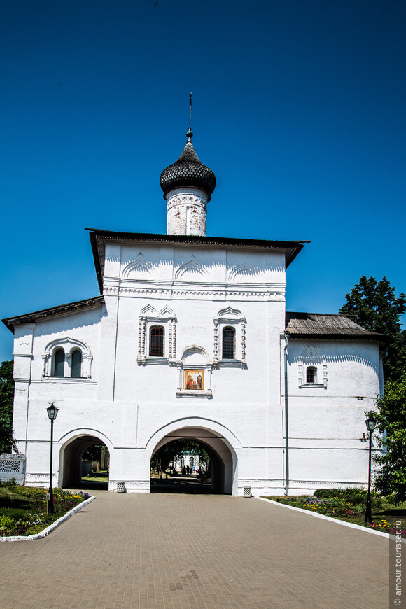 Ворота монастыря с надвратной Благовещенской церковью