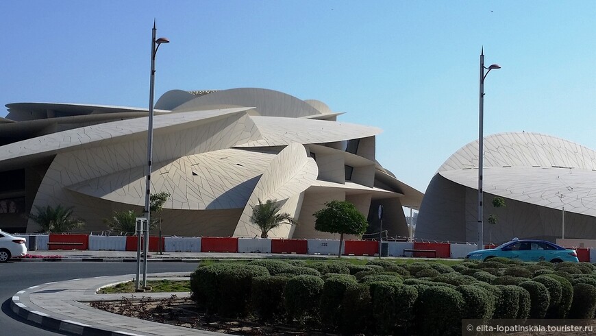 Национальный музей Катара спроектирован Жаном Нувелем - французским лауреатом Притцкеровской премии 2008 года. Формы здания напоминают Розу Пустыни — минерал, который кристаллизуется в песках Катара.