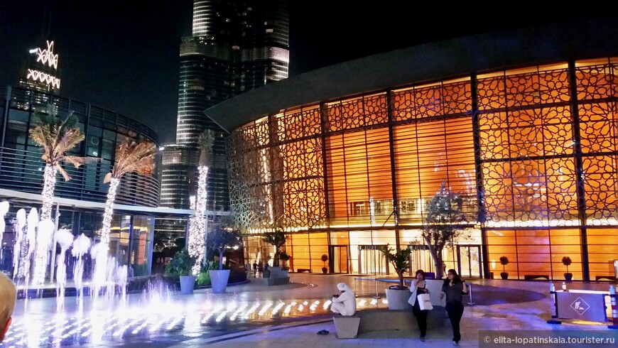 Дубайский Оперный театр и центр исполнительских искусств спроектирован датским архитектором Янусом Ростоком. Здание выполнено в виде арабского судна dhow, отражающегося в брызгах музыкального фонтана.
