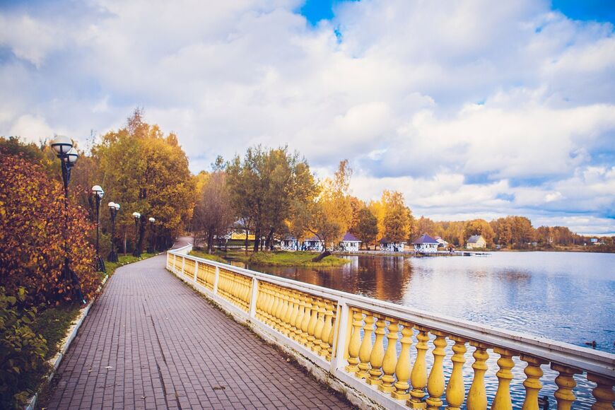 Набережная у Колтушского озера — популярное место для прогулок