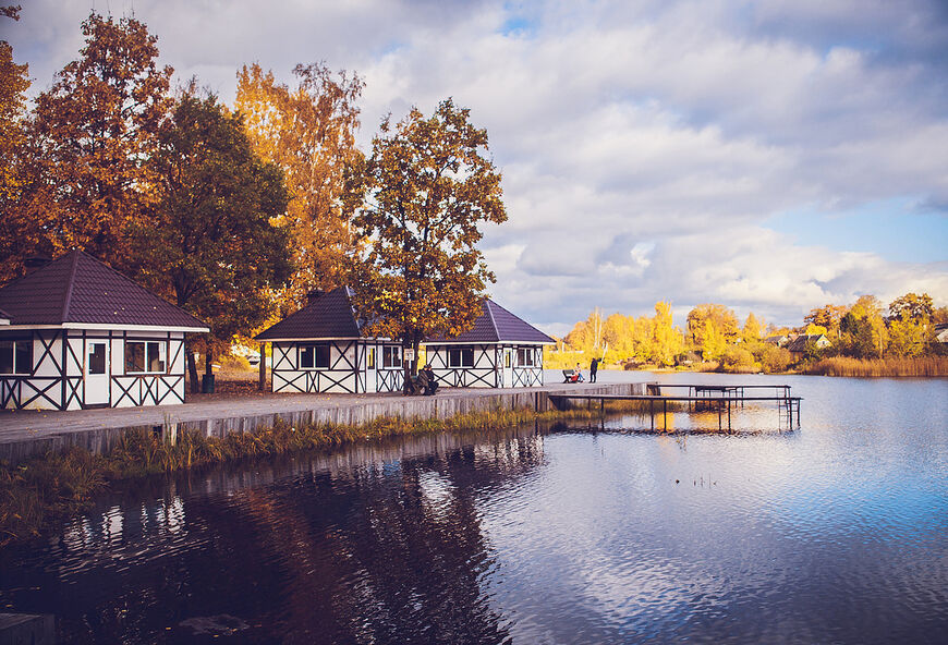 Осенью озеро и его окрестности выглядят еще более живописно