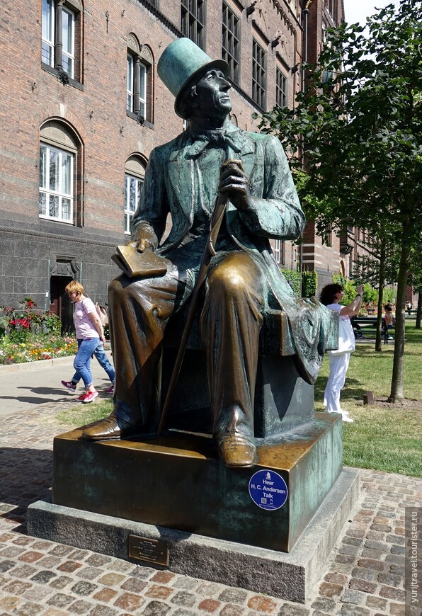 Памятник великому сказочнику Хансу Кри́стиан А́ндерсену у мерии города 