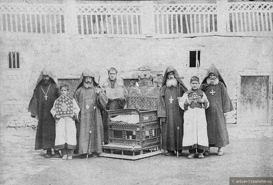 Армянские монахи и юноши с троном царя Сенекерима-Ованеса в Варагаванке (ок. 1880-1892)