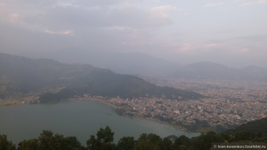 Вид на Покхару от Ступы Мира