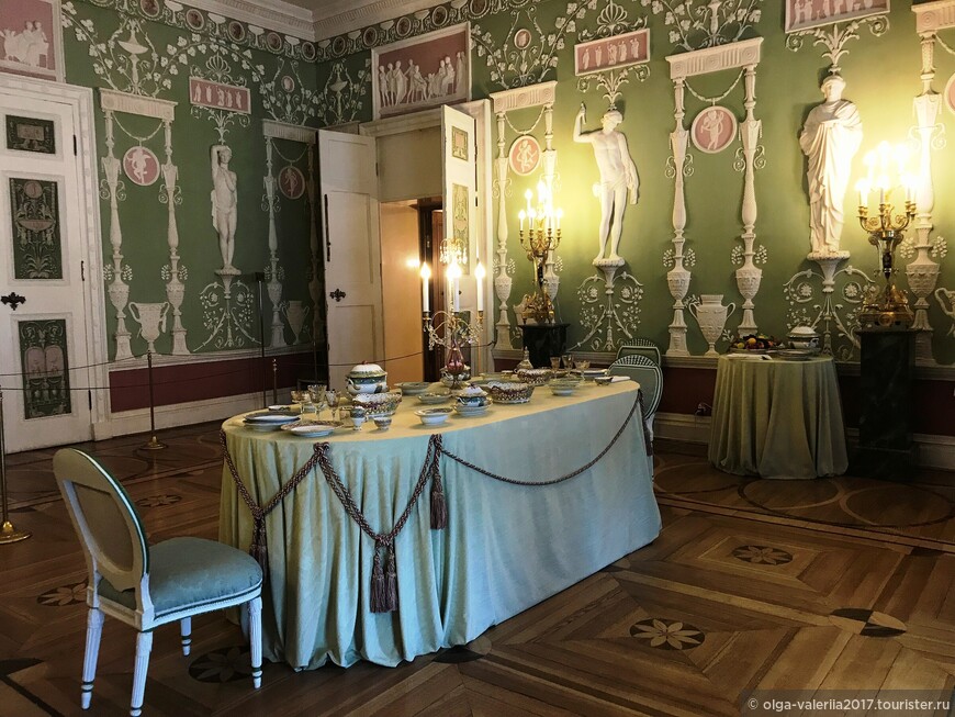 Зеленая столовая в личных покоях Екатерининского дворца.