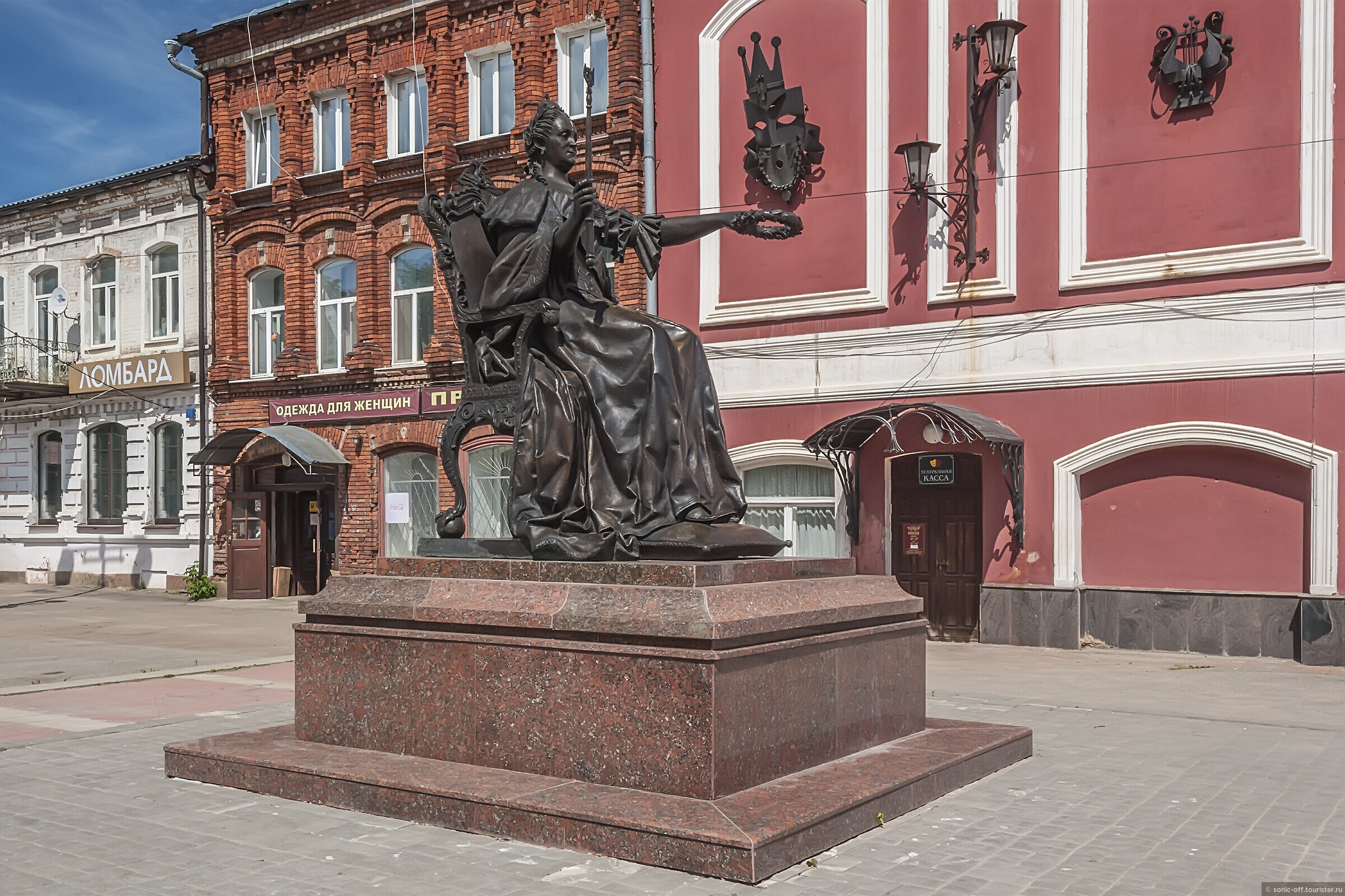Драмтеатр памятник. Вышний Волочек памятник Екатерине. Памятник Екатерине 2 в Вышнем Волочке. Вышний волочёк памятник памятник Екатерине. Памятник Екатерине II В Вышнем Волочке.