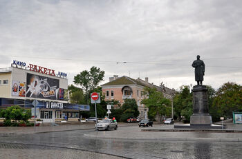 Памятник Герою Советского Союза генерал-майору авиации Н. А. Токареву и начало бульвара проспекта Ленина