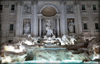 В Риме туристам запретили слишком близко подходить к фонтану Треви