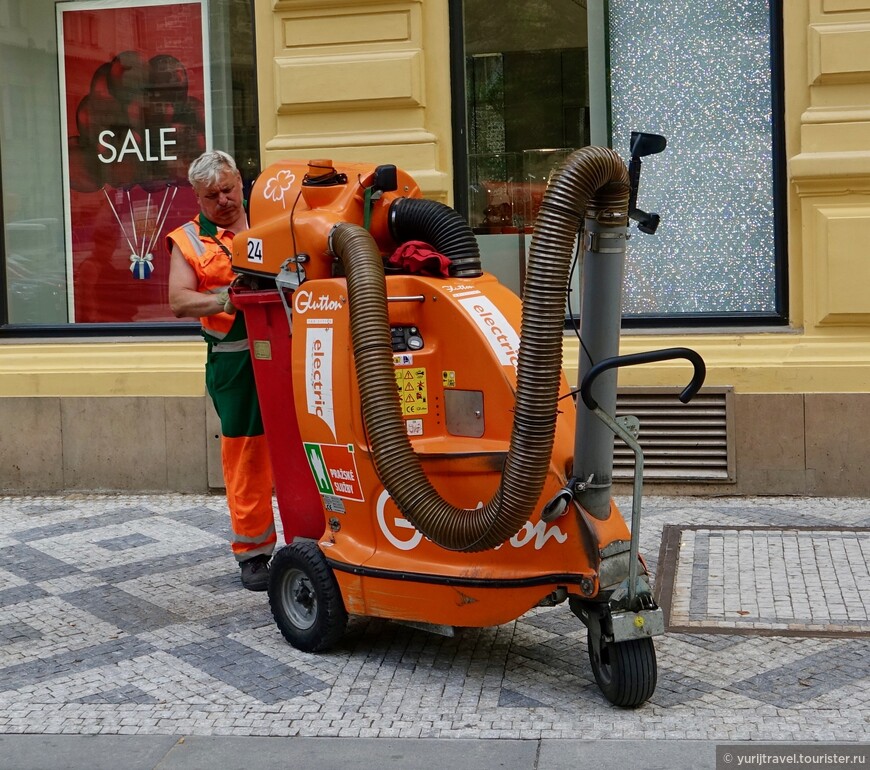 Пылесборная машина на улочках Праги