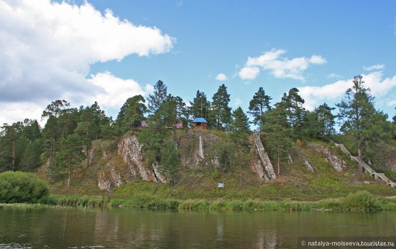 Вид на скалы Собачьи Ребра с другого берега Чусовой. Фото из интернета, сделано давно, так как лестница теперь другая.