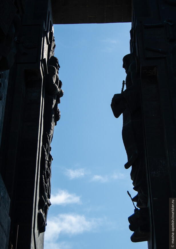 Грузия (день 9). Тбилиси: монумент «История Грузии», храм Святой Троицы, улица Сиони, проспект Шота Руставели