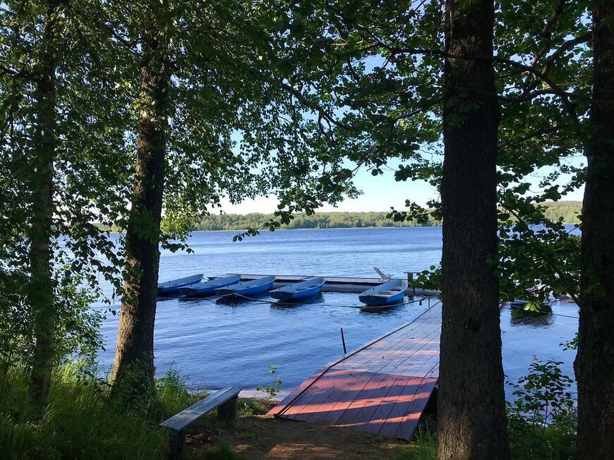В сезон на озере открыт прокат лодок. Ими могут воспользоваться как рыбаки, так и просто отдыхающие