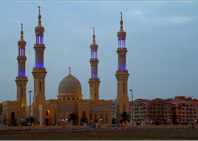 Мечеть имени шейха Заеда на центральной улице (King Faisal street) возле банка Умм Аль Кувейна. 