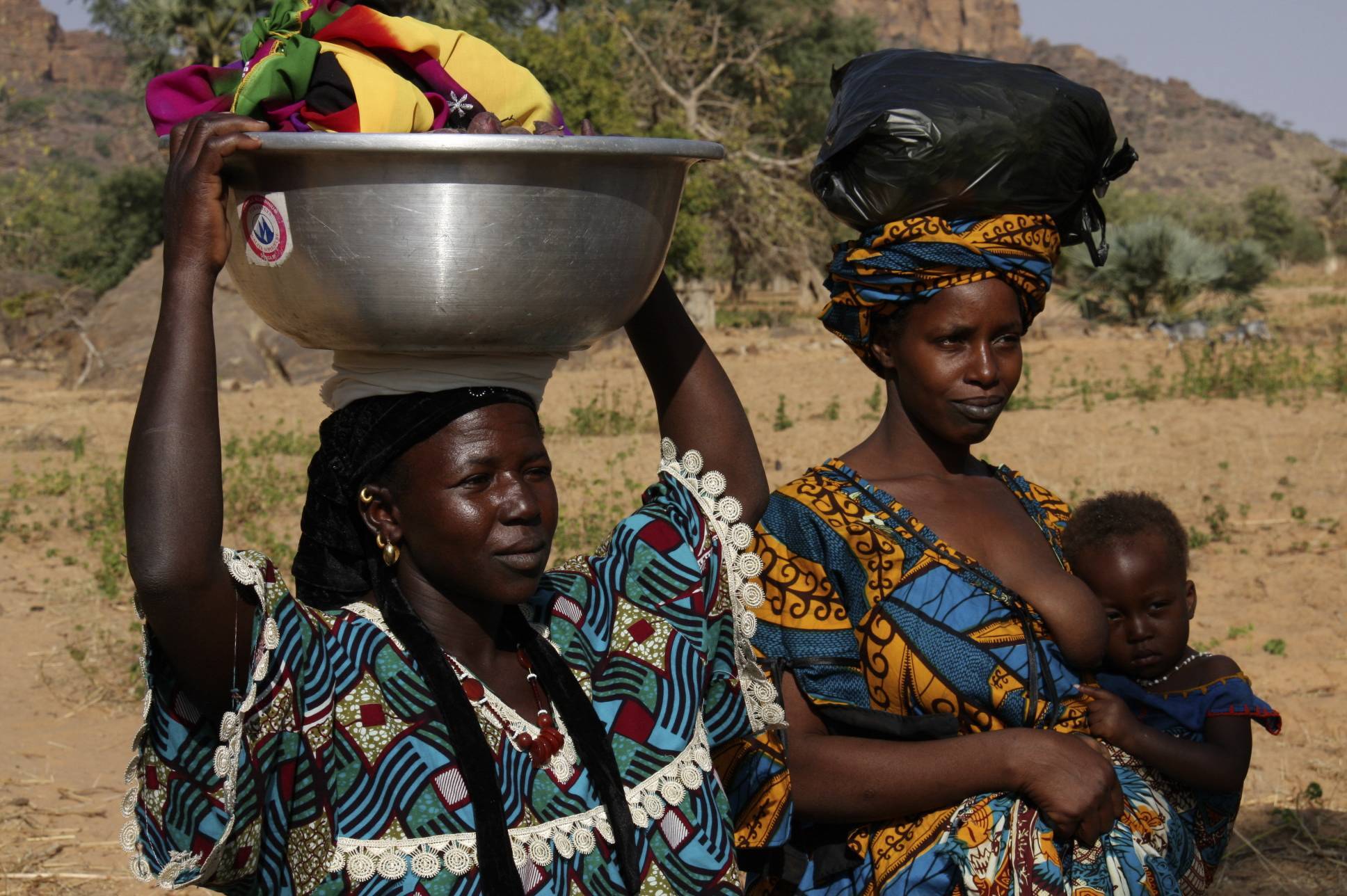 Традиции африки. Африкан Брэйдс. Женщины Африки. Жители мали. Африканские женщины в быту.