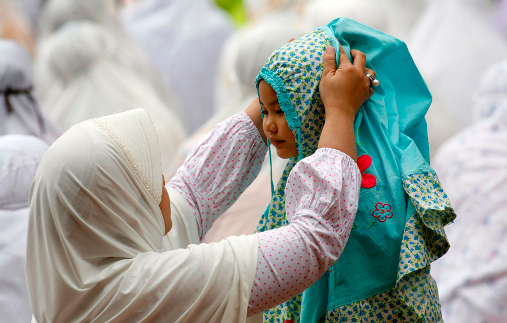Молитва мусульманских женщин. Мусульманские дети. Мусульманка с ребенком. Мусульманская женщина с ребенком. Женщины в мечети.