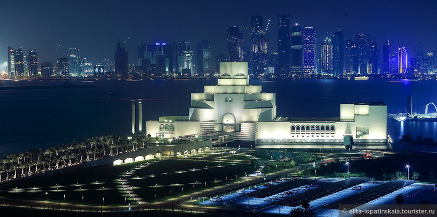 Музей Исламского Искусства и ночные огни Дохи. Снимок с сайта https://ru.wikipedia.org