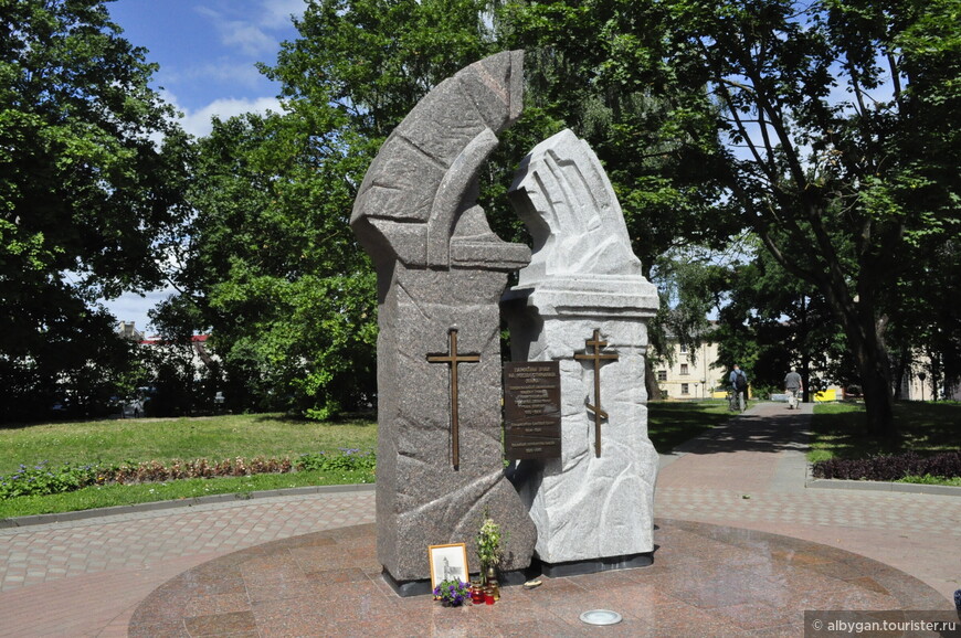 Памятный знак Фара Витовта. В этом месте с XIV века находился костел Девы Марии, заложенный Витовтом и затем перестроенный Стефаном Баторием. Был взорван в 1961 году. 