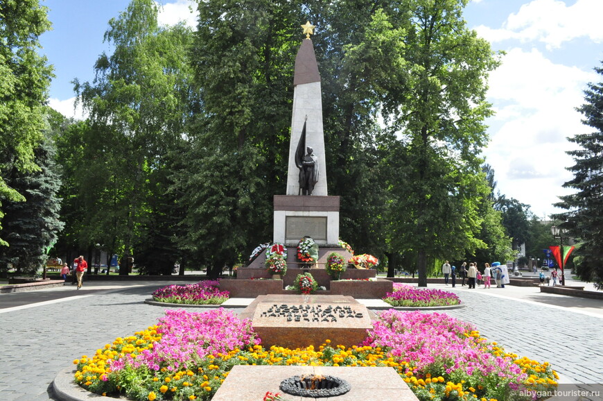 Мемориал освободителям Гродно - солдатам и партизанам с вечным огнем.