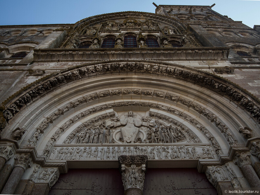 Центральный тимпан собора с барельефом Страшный суд. Отреставрирован в 19 веке.