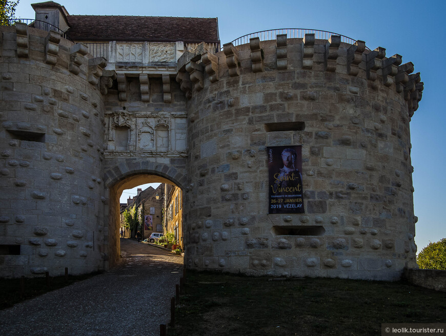 Новые ворота 14 века постройки.
