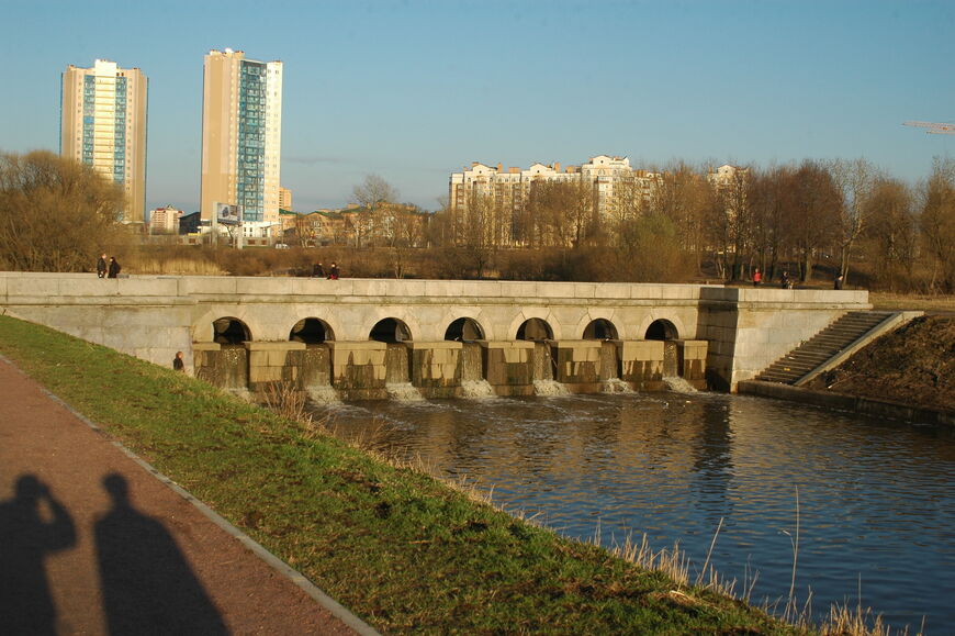 Мост на канале реки Дудергофка ведет прямо в Полежаевский парк