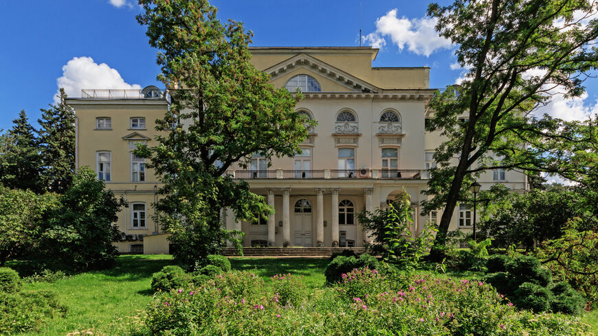 Александрийский дворец в Нескучном саду. В советские годы он был отдан Академии наук