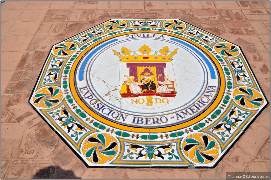 Герб Севильи. Обратите внимание на  NO8DO, такую надпись можно увидеть в Севилье практически везде  - на здания, канализационных люках, такси, полицейских машинах. Это девиз и логотип Севильи, такая же надпись на красном фоне - флаг Севильи, подаренный городу в 1995 году королем Хуаном Карлосом. 8 - это на самом деле моток шерсти или узел. Не буду рассказывать происхождение, версий и легенд много, кому интересно, найдет в сети и прочитает.