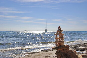 На пляжах Тенерифе могут запретить строить башенки из камней