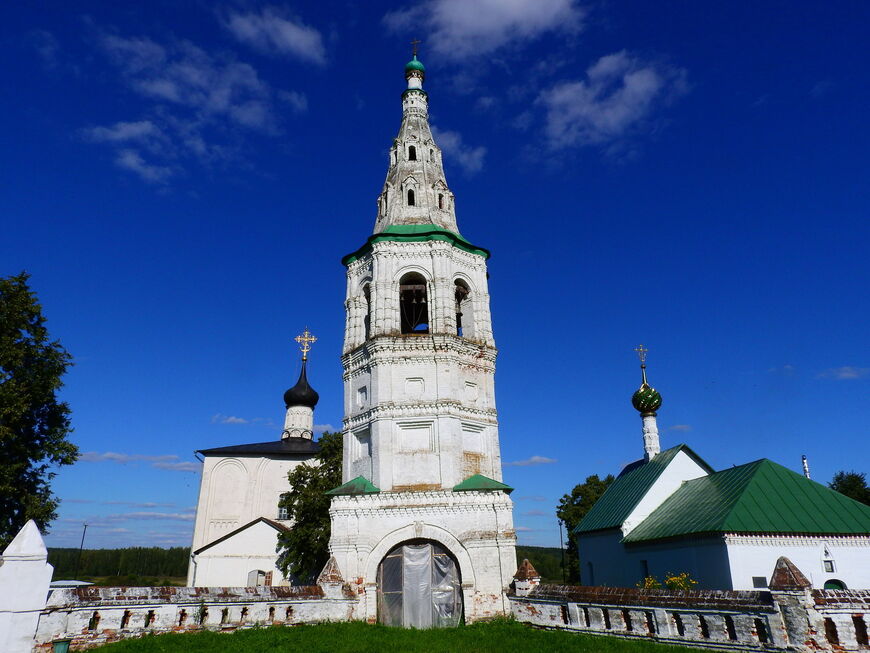 Церковь Бориса и Глеба с «падающей» колокольней в Кидекше