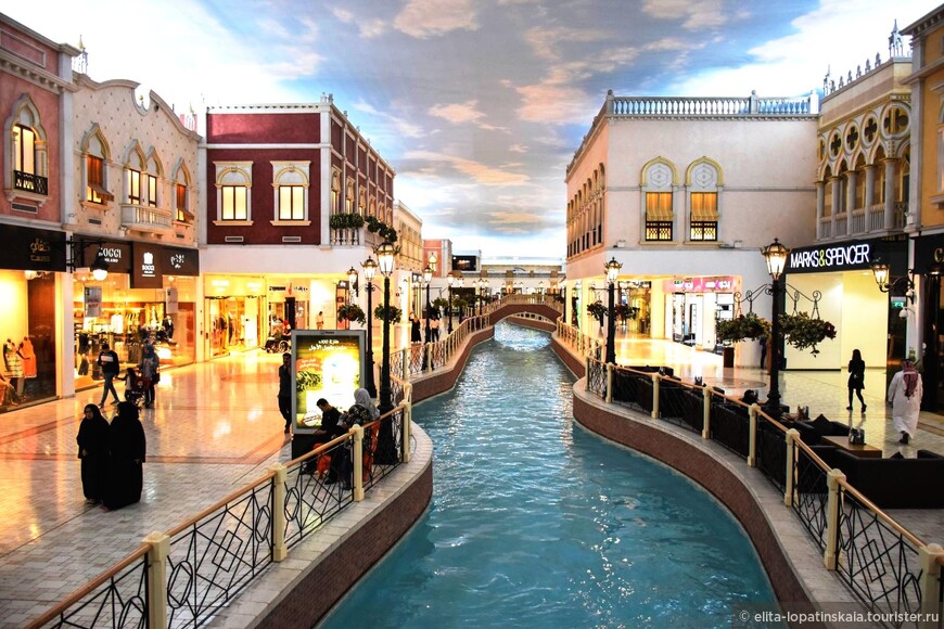 Венецианские мотивы очень популярны в Дохе. Вот как это выглядит в торгово-развлекательном центре Villaggio Mall. 