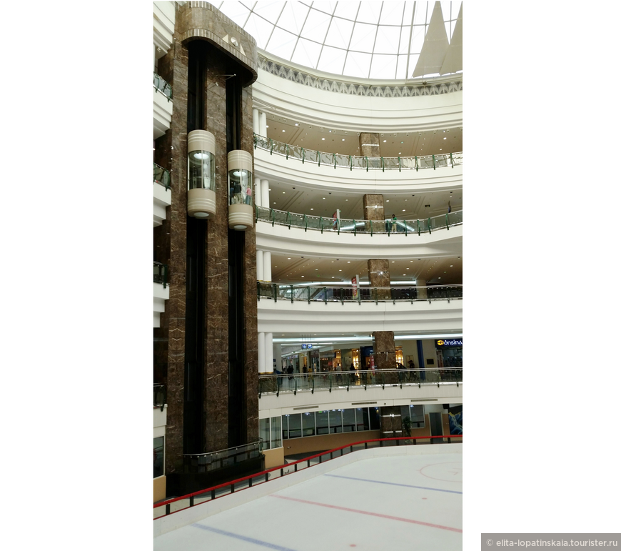 A cейчас на лёд выйдут маленькие фигуристы. Всем интересующимся посетителям торгового центра City Centre Doha просьба занять места поудобнее...