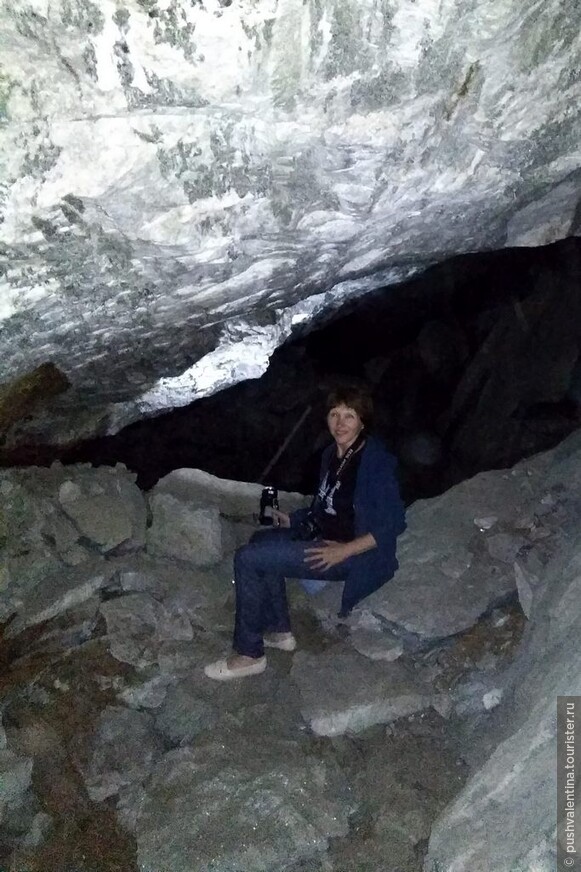 В темной пещере.