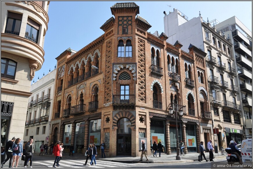 Здание, построенное в 1907-1908 годах знаменитым севильским архитектором Анибалом Гонсалесом для Мануэля Ногейры. Это самый яркий пример стиля неомудехар в Севилье.