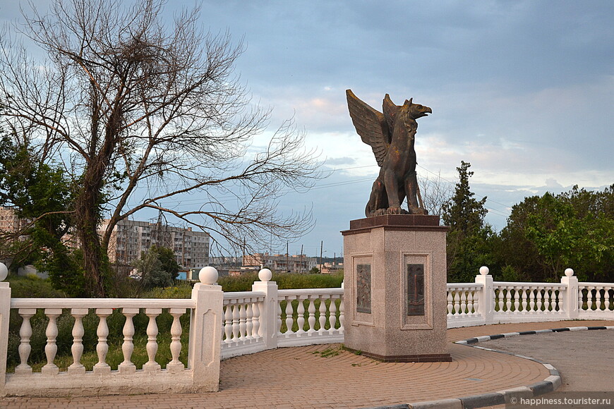 Грифон является официальным символом Керчи и изображен на гербе города.