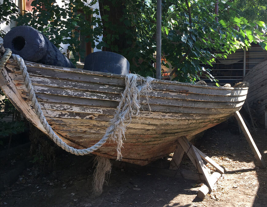 Лодка во дворе музея